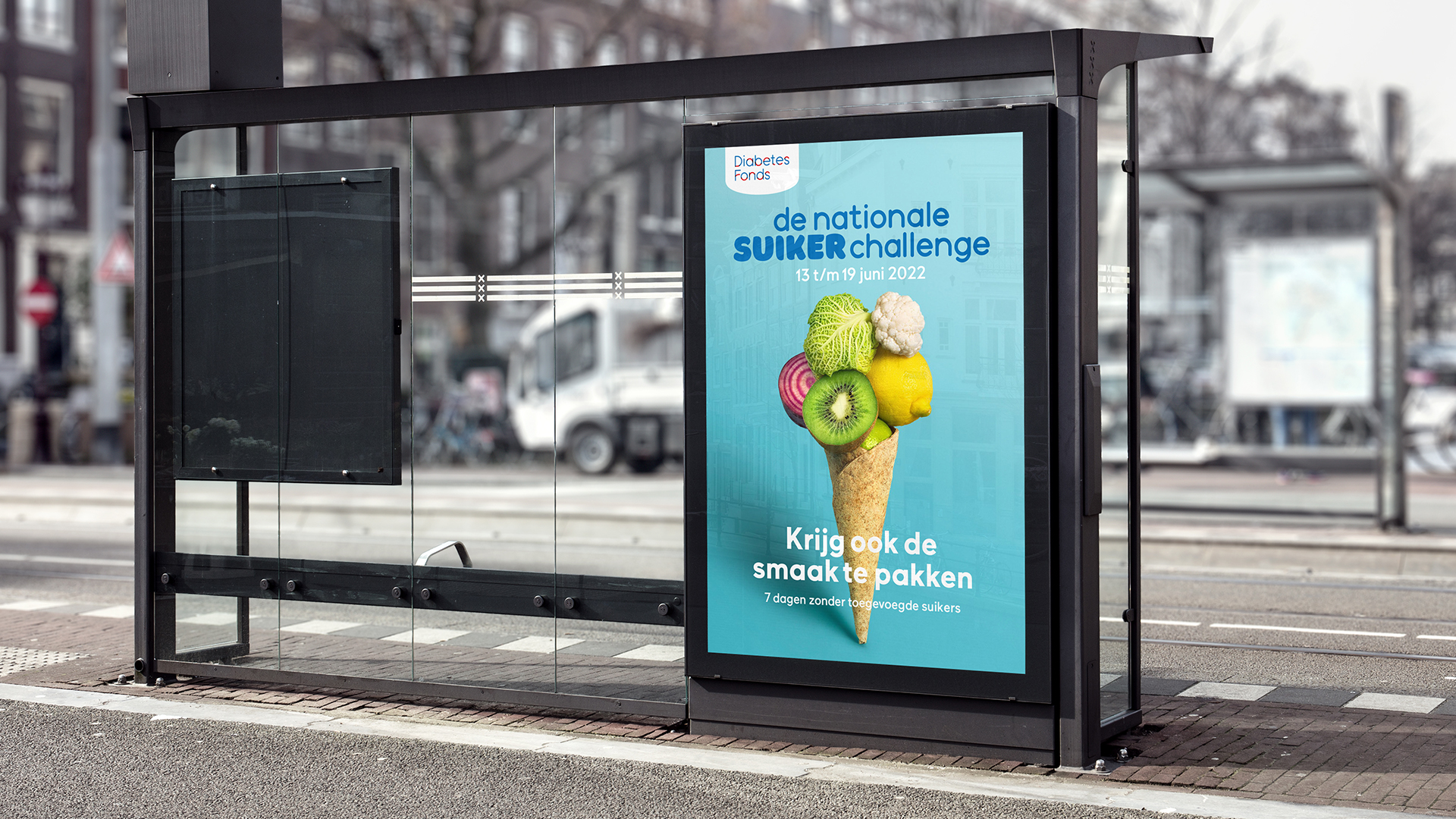 Bushokje met abrireclame voor de Nationale Suiker Challenge 2022