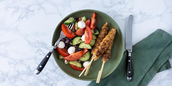 Kipgehakt spiesjes met tomaten-bonensalade