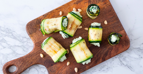 Courgette­rolletjes met pesto